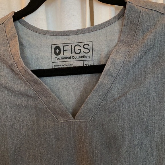 Figs | scrub top | graphite - Picture 2 of 5